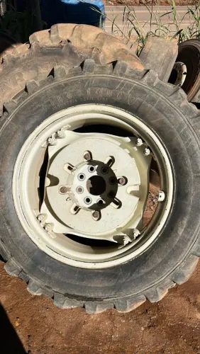 Vendo Par de Rodas 28 originais do Trator Valtra A750 cafeeiro