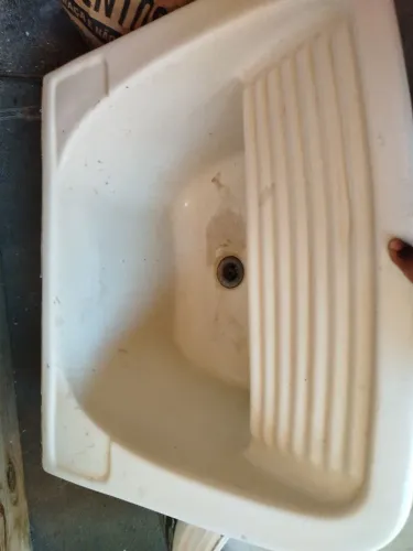 Vende se um tanque e uma pia já com a torneira e válvula