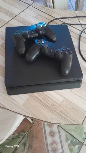 ps4 alim 500 Gb em perfeito estado, com 2 controles por 1,300