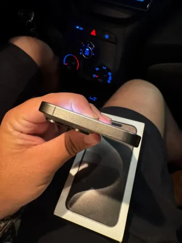 IPHONE 15 PRO MAX 256gb ( VENDO OU TROCO POR CELULAR INFERIOR COM VOLTA PRA MIM)