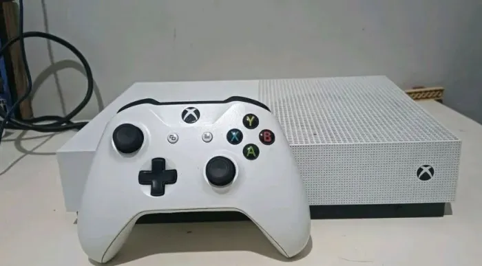 Xbox one s 1Tb com controle original. **(NÂO ACEITO TROCAS)**
