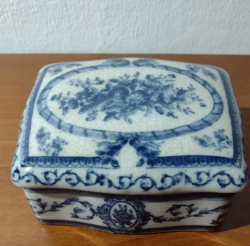 Antiga caixa retangular de porcelana