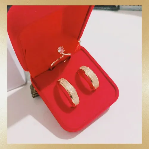 Par de Alianças Chanfradas Jateadas 6mm Ouro18K Banho + Solitário. Casamento - Promoção!