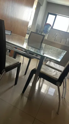 Mesa e Conjunto de Quatro Cadeiras