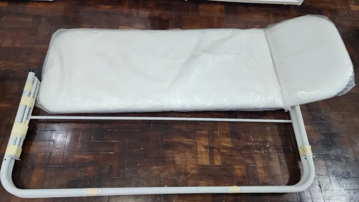 Maca tubular branca com cabeceira regulável marca Arktus.