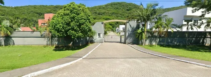 Terreno à venda em loteamento fechado e planejado, na Armação, em Florianópolis, SC