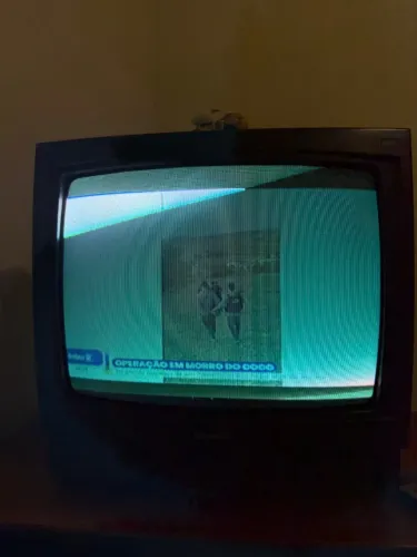 TV Sharp antiga com tela de tubo de 19 polegadas (tecnologia CRT)