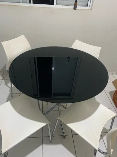 Vende-se mesa de jantar + 4 cadeiras 