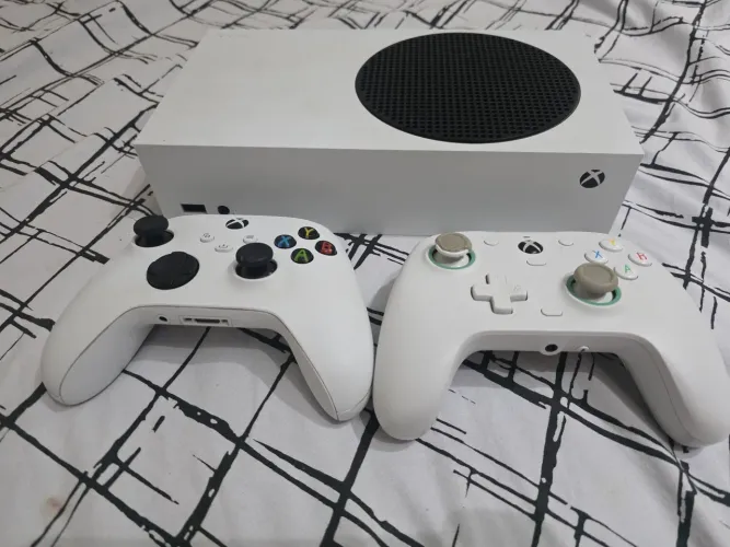 XBOX SERIES S COM 2 CONTROLES