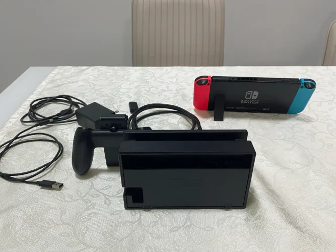 Nintendo Switch 1 Desbloqueado por Chip (256GB de microSD) Usado em Excelente Estado