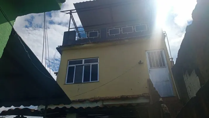 Alugo casa com terraço no Centro de Belford roxo , R$ 650,00/ mês,Renda 2 salários.