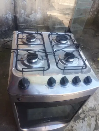 Vende se um fogão Consul inox 4 bocas estou pedindo r$ 500 para retirar no endereço aceite