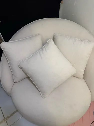 Poltrona Ibiza Orgânica Em Bouclé Off-Whitt e material sintético Caramelo Giratória