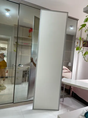 2 Portas de guarda-roupa em madeira com moldura de alumínio