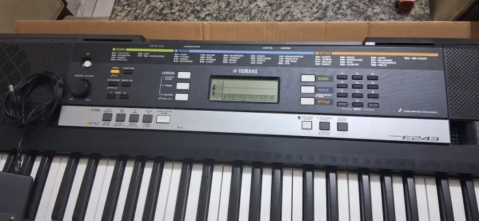 Teclado Yamaha PSR E243