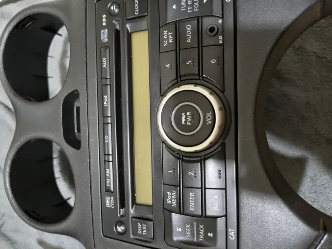 Rádio e moldura Nissan versa 1 geração.