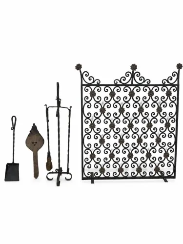 Conjunto Antigo para Lareira em Ferro Forjado com Tela Decorativa e Acessórios Originais