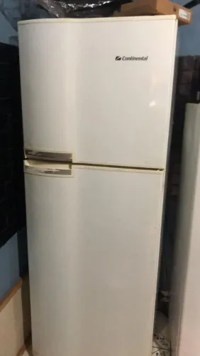 Geladeira com alguns defeitos porém funcionando