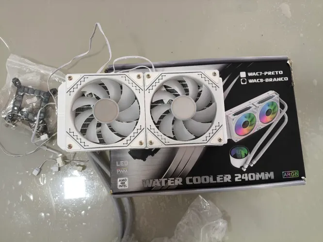Excelente Water Cooler 240 pouco tempo de uso