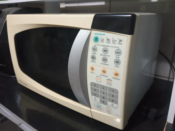 Microondas Electrolux Modelo MEF28 - 18 Litros