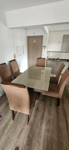 Conjunto de Mesa de Jantar Retangular em Madeira Maciça (1,60m) com 6 Cadeiras Acolchoadas