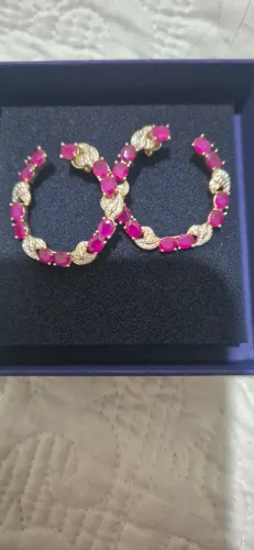 Brinco argola dourado com flores