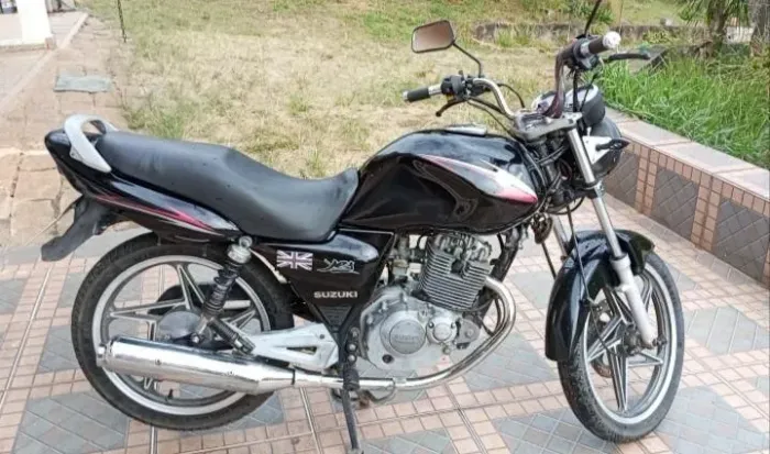Vendo Suzuki ótimo Estado bem conservada 