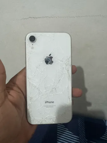 iPhone XR, apenas traseira trincada