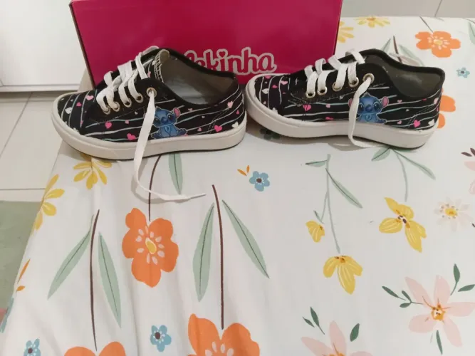 Vende se o tenis novo do stitch numero 27/28 valor 50 reais tel *