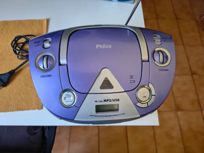 Toca CD e rádio (elétrico e pilhas) com USB
