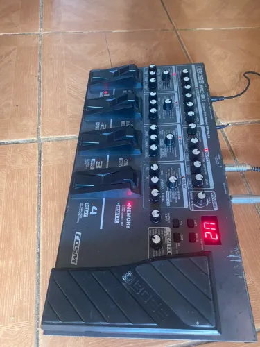 Vendo Boss me 80. Tudo funciona.
