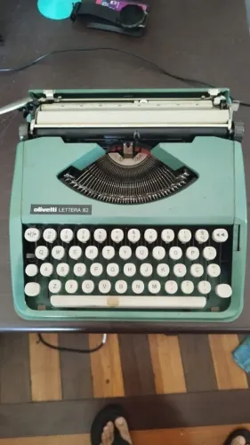 Máquina de escrever Olivetti lettera 82