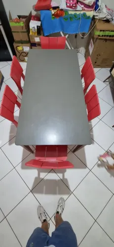 Mesa com 6 cadeiras.