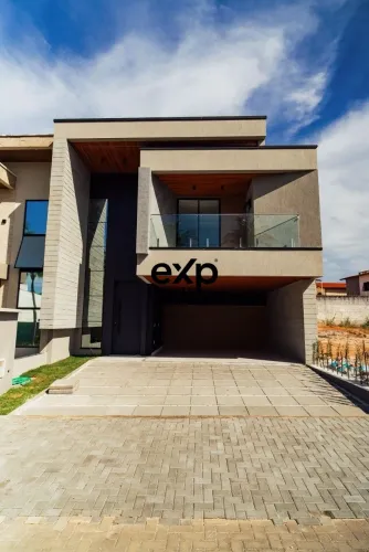 Casa duplex em condomínio fechado