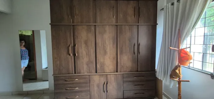 Guarda roupa gigante semi novo