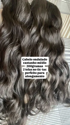 Cabelo ondulado, cor castanho media, 2 telas no tic-tac (200g).