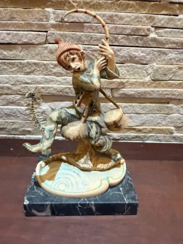 Escultura Italiana Vintage em resina de ?Pescador Travesso? com base em Mármore Carrara