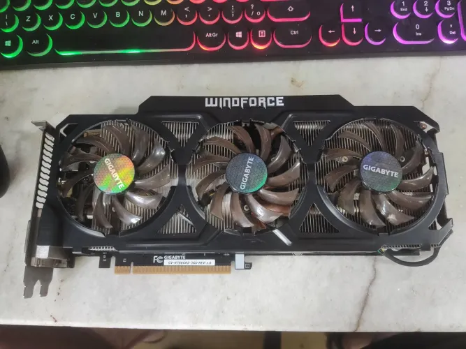 Placa de vídeo / GTX 780 GHz Edition 3Gb Windforce