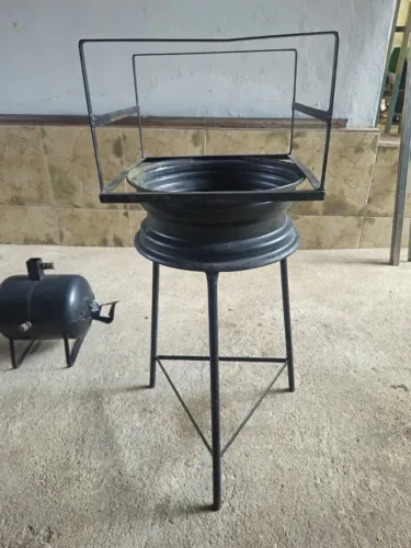 Churrasqueira Tripé Artesanal com Aro 13 | Resistente e Durável