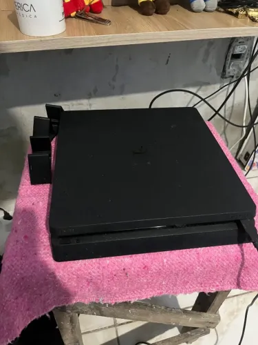 Console ps4 ssd 1 tb, 2 controles originais 1 controle arcade, 1 jogo mídia fisica