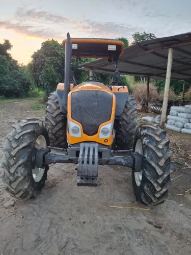 Trator muito inteiro e conservado!