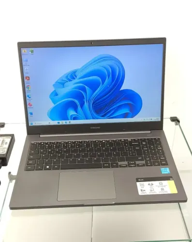 Computador Portátil Samsung NP550XDA | Celeron 6305 | 4GB RAM | 256GB SSD | Tela 15.6"