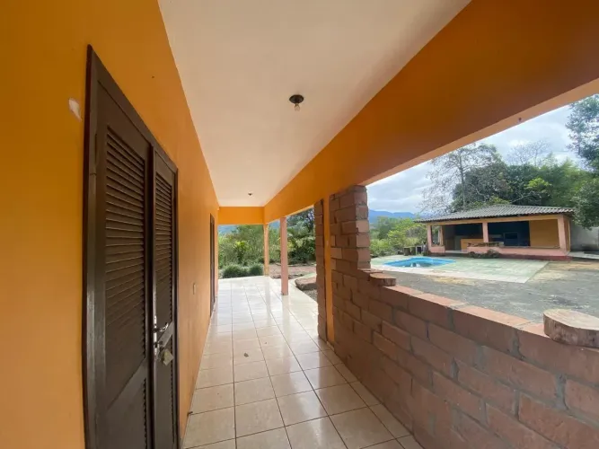 Terreno rural com 4.960m², contendo duas casas de alvenaria, piscina e área gourmet.
