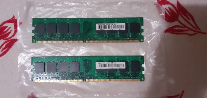 VENDO DOIS PENTES DE MEMÓRIA RAM DDR2 667 DE 1GB CADA!!