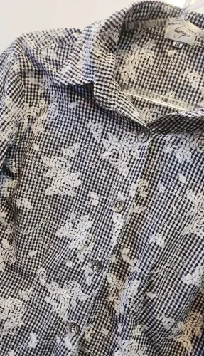 blusa social xadrez preto e branco com flores