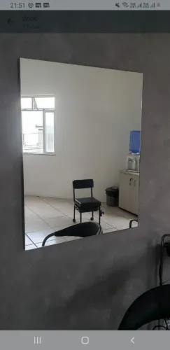 Espelho lindo com suporte invisível