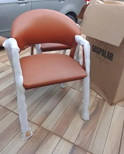 Vendo par de cadeira em couro