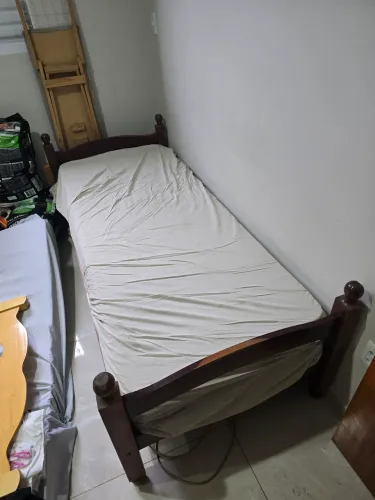 Cama solteiro de madeira maciça 
