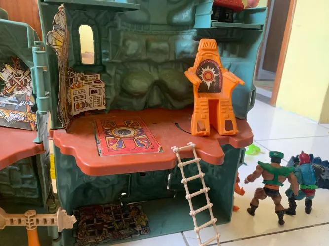 Castelo de grayskull é lote de bonecos do he man com veículos