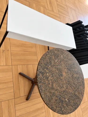 Duas Mesas à Venda - Mesa Branca + Mesa Redonda de Granito
